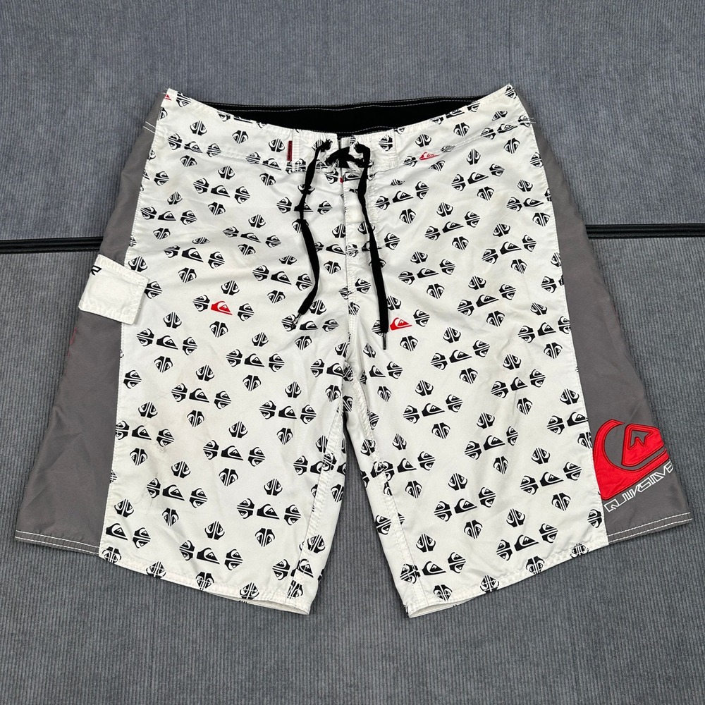 VTG Quiksilver Mens Board Shorts White Black Red Logo Print Size 36 Cargo Pocket